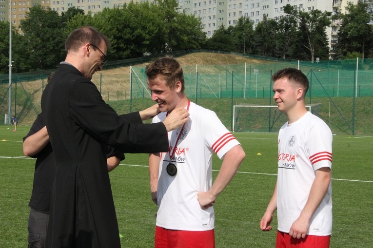 Tarnów. Mistrzostwa Polski WSD w piłce nożnej - dekoracja zwycięzców