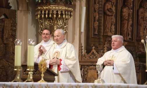 Mszę św. dla szkolnej społeczności sprawowali: ks. prał. Michał Boguta, ks. prał. Stanisław Morawa i ks. Dariusz Ludwin.