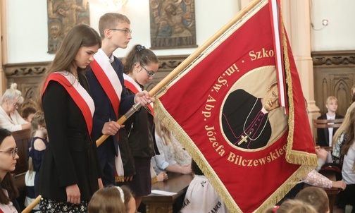 W sanktuarium i podczas szkolnej uroczystości nie mogło zabraknąć historycznego już sztandaru.