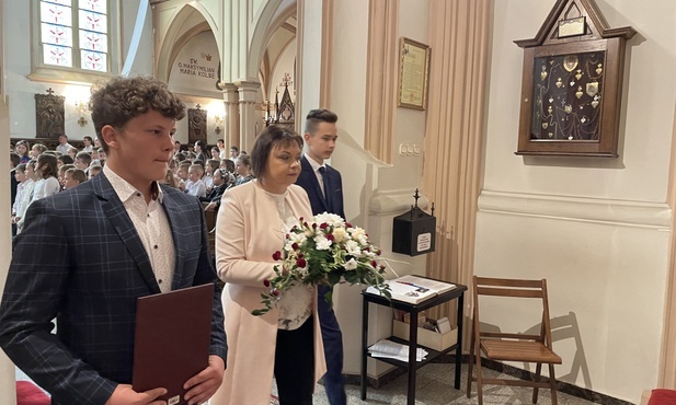 Dyr. Mariola Dylewska-Mitoraj z delegacją złożyła kwiaty w kaplicy świętego. 