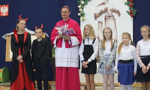 Szkolne przedstawienie przypomniało, że opiekunem uczniów i nauczycieli jest św. abp Bilczewski.