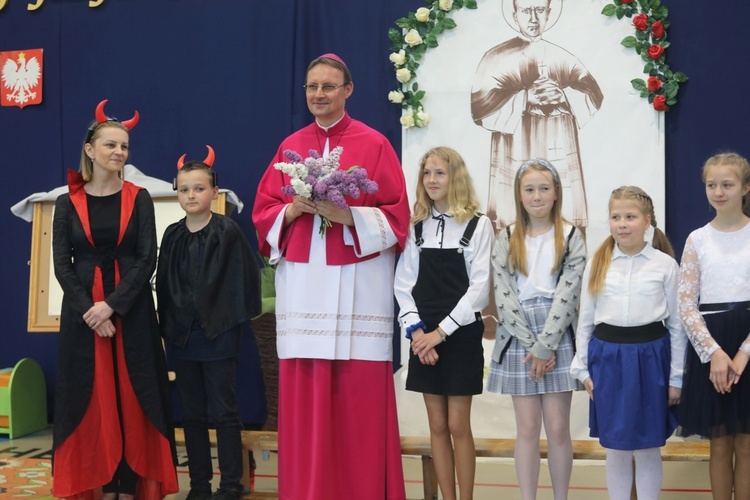 Szkolne przedstawienie przypomniało, że opiekunem uczniów i nauczycieli jest św. abp Bilczewski.