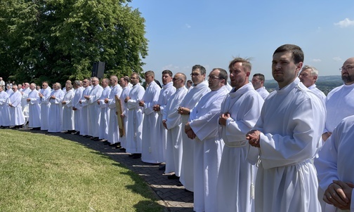 Nowi szafarze przed ołtarzem na Kaplicówce.