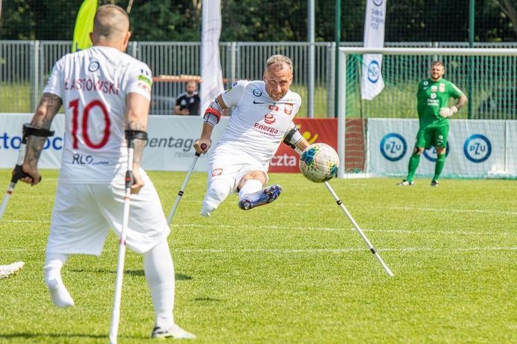 Piłka jest jedna, a kule są dwie