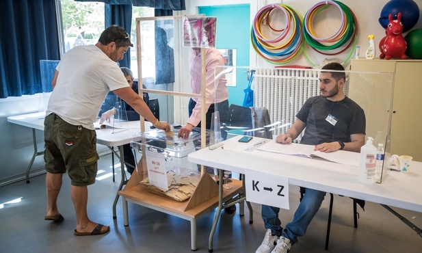 Sondażowe wyniki I tury wyborów parlamentarnych we Francji