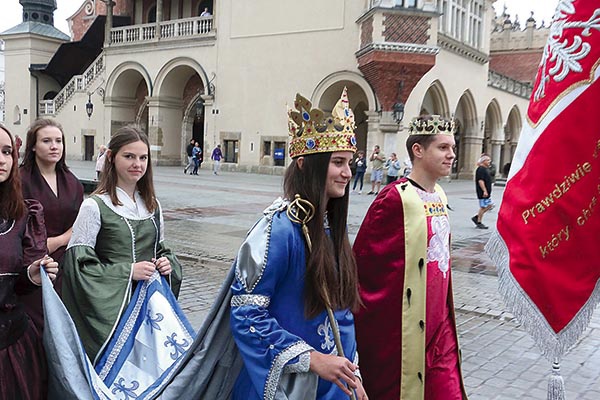 ▲	Idący w korowodzie uczestnicy zjazdu mieli na sobie stroje z dawnych epok. Zwracała uwagę para z Zespołu Szkół im. św. Jadwigi Królowej w Żegocinie – Weronika Wrzyszcz jako królowa Jadwiga i Piotr Cudejko jako król Jagiełło.