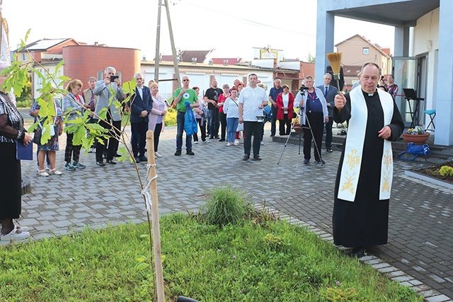 	Poświęcenie dębu przez ks. Janusza Łukowskiego.