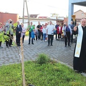 	Poświęcenie dębu przez ks. Janusza Łukowskiego.