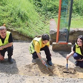 	Filip Kuczma (pierwszy z lewej) z archeologami na stanowisku przy dawnych magazynach.