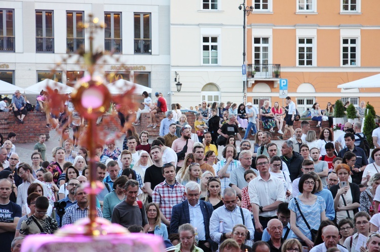 "To, co możemy dać miastu i światu, to wolność i życie w Bogu” [GALERIA]