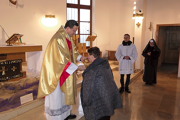 Moment przekazania relikwiarza w sanktuarium Ecce  Homo.