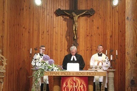 ▲	Przy ołtarzu stanęli (od lewej) ks. Krzysztof Sieradzki, ks. Edwin Pech i ks. Paweł Oskwarek.