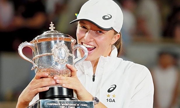 Iga Świątek z pucharem za zwycięstwo  w paryskim French Open.  21-letnia Polka po raz drugi w karierze wygrała turniej wielkoszlemowy
