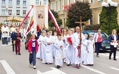 ▼	Na zakończenie uroczystości odbyła się procesja eucharystyczna ulicami miasta.