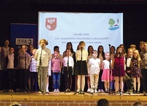 ▲	Na scenie zaprezentowały się dzieci ze Szkoły Podstawowej w Srokowie. 
