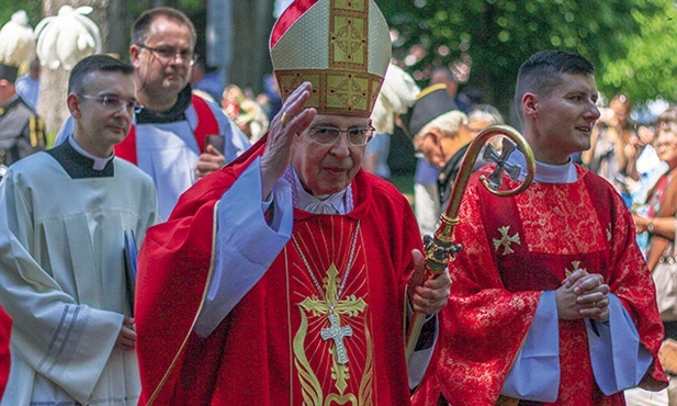 ▲	Kardynał w czasie pielgrzymki mniejszości narodowych i etnicznych.