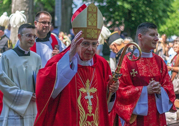 ▲	Kardynał w czasie pielgrzymki mniejszości narodowych i etnicznych.