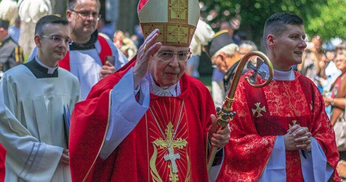 ▲	Kardynał w czasie pielgrzymki mniejszości narodowych i etnicznych.