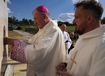 Bp Jeż umieszcza kamień węgielny w ścianie baptysterium. Obok z prawej ks. Janusz Michalik, obecny proboszcz.