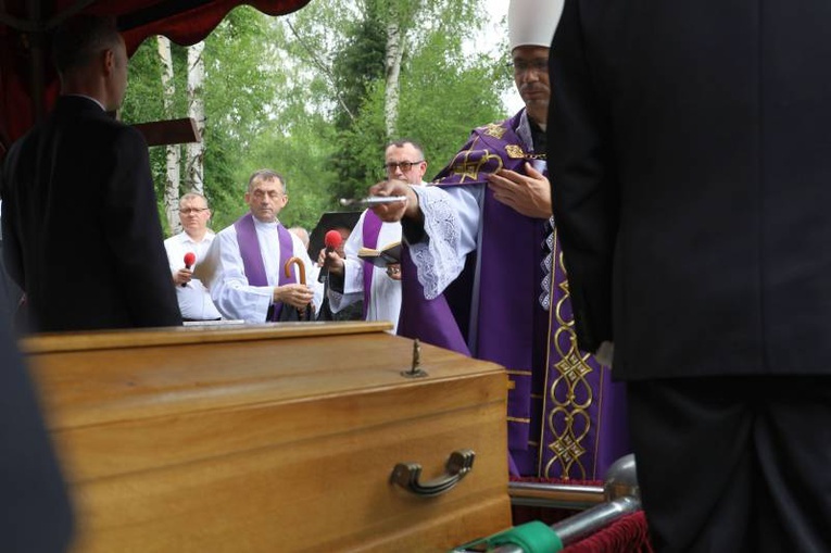 Pogrzeb ks. Ludwika Sosnowskiego, wieloletniego proboszcza świdnickiej parafii