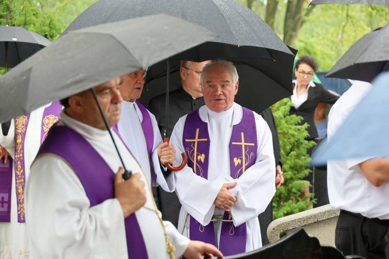 Pogrzeb ks. Ludwika Sosnowskiego, wieloletniego proboszcza świdnickiej parafii