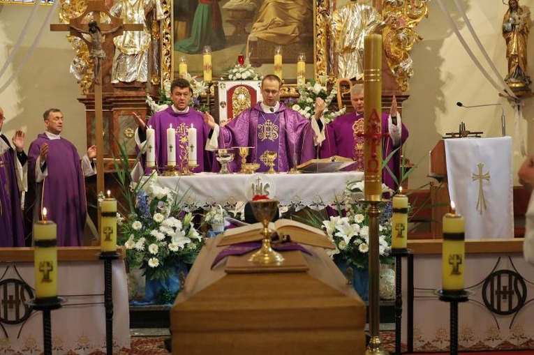 Pogrzeb ks. Ludwika Sosnowskiego, wieloletniego proboszcza świdnickiej parafii