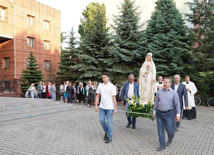 Nabożeństwo fatimskie w parafii pw. św. Stanisława Kostki we Wrocławiu