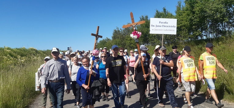 Pątnicy na pielgrzymim szlaku.