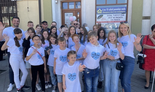 W konkatedrze i na Rynku zaśpiewała schola z parafii św. Floriana: Szturm...