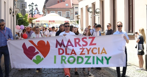 Marsz dla Życia i Rodziny wyruszył z żywieckiego Rynku...