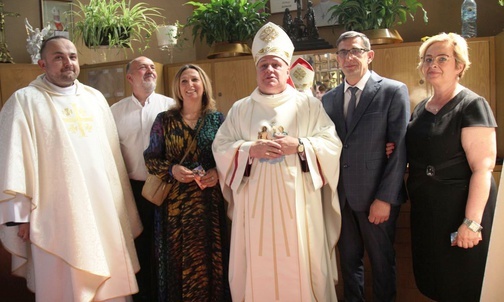 Bp Piotr Greger i ks. Jacek Moskal z ustępującą parą diecezjalną Domowego Kościoła - Grażyną i Zbigniewem Niziami (z prawej) i obecną - Jadwigą i Ryszardem Borowcami.