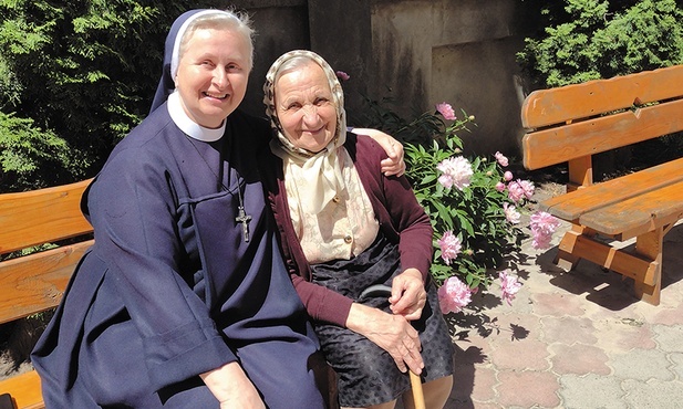 Siostra Adrianna z panią Stanisławą, 88-letnią podopieczną: – Nikomu z nas do głowy nie przyszło, by zostawić naszych pensjonariuszy... – mówi zakonnica.