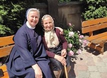 Siostra Adrianna z panią Stanisławą, 88-letnią podopieczną: – Nikomu z nas do głowy nie przyszło, by zostawić naszych pensjonariuszy... – mówi zakonnica.