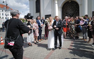Przed kościół  wychodzi para  głównych bohaterów, czyli Dominika (Karolina Chapko) i Robert (Rafał Zawierucha). Goście weselni obsypują nowo poślubionych ryżem.