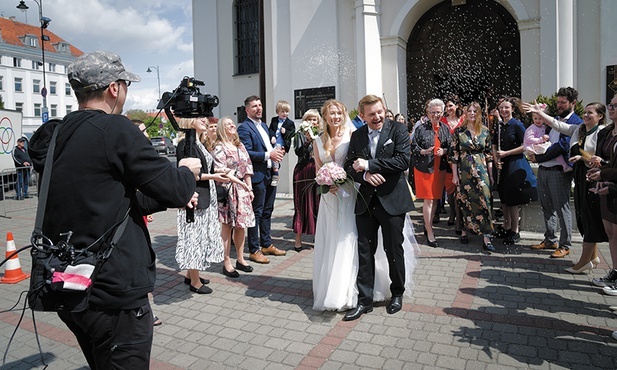 Przed kościół  wychodzi para  głównych bohaterów, czyli Dominika (Karolina Chapko) i Robert (Rafał Zawierucha). Goście weselni obsypują nowo poślubionych ryżem.