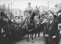 Generał Stanisław Szeptycki na rynku w Katowicach podczas uroczystości powitania Wojska Polskiego 20 czerwca 1922 r.