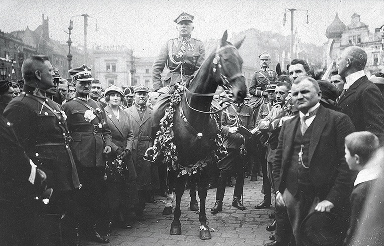Generał Stanisław Szeptycki na rynku w Katowicach podczas uroczystości powitania Wojska Polskiego 20 czerwca 1922 r.