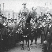 Generał Stanisław Szeptycki na rynku w Katowicach podczas uroczystości powitania Wojska Polskiego 20 czerwca 1922 r.