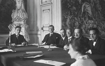 15 maja 1922 r. Polska i Niemcy podpisały tzw. Konwencję Górnośląską, regulującą szczegóły wzajemnych stosunków. Negocjatorzy obradowali pod przewodnictwem prezesa Górnośląskiego Trybunału Rozjemczego Georgesa van Kaeckenbecka.