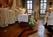 Na zakończenie liturgii neoprezbiterzy udzielili prymicyjnego błogosławieństwa.