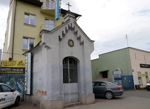 Kapliczka znajduje się przy ul. Malczewskiego, obok rektoratu Uniwersytetu Technologiczno-Humanistycznego w Radomiu.