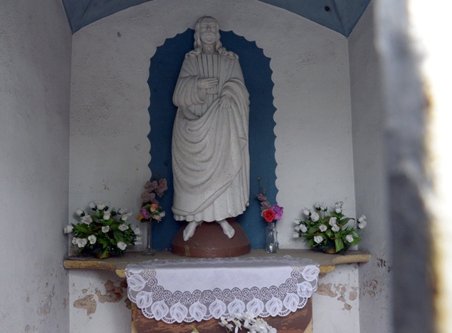 Wewnątrz kapliczki znajduje się ołtarz z figurą Jezusa miłosiernego.
