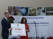 Okolicznościowy grawer i Nagrodę Prezydenta Miasta Radomia na ręce Przemysława Czai przekazała Katarzyna Kalinowska.