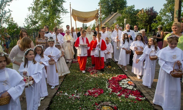 Tradycje kwietnych dywanów na procesję Bożego Ciała przekazywane są z pokolenia na pokolenie