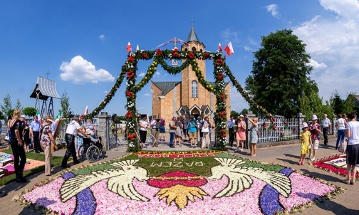 Tradycje kwietnych dywanów na procesję Bożego Ciała przekazywane są z pokolenia na pokolenie