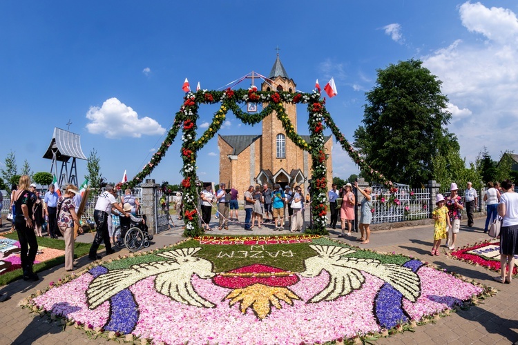 Tradycje kwietnych dywanów na procesję Bożego Ciała przekazywane są z pokolenia na pokolenie