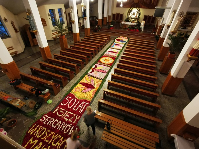 Kwiatowy dywan w Koszycach Małych
