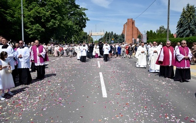 Orszak procesyjny przeszdł główną ulicą miasta.