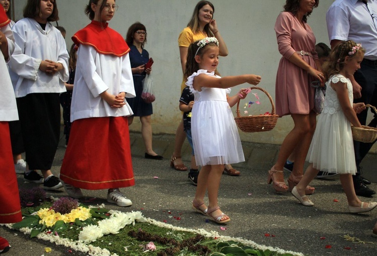 Procesja Bożego Ciała po kwietnych dywanach w Kluczu