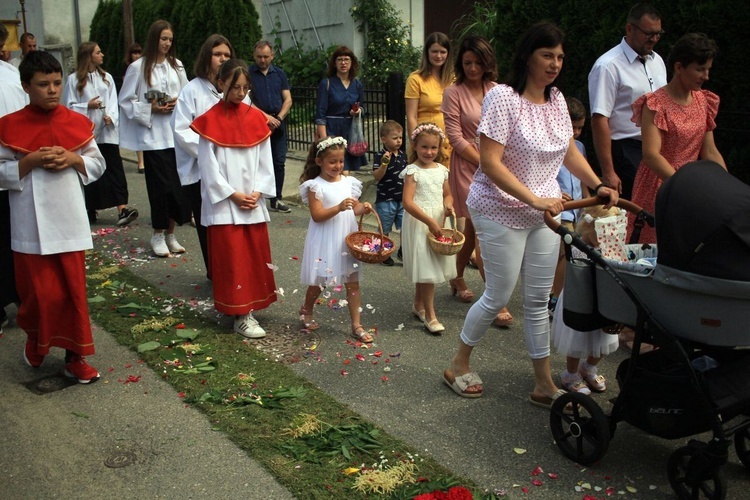 Procesja Bożego Ciała po kwietnych dywanach w Kluczu